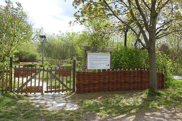 Eingang mit Weidenflechtzaun Eingang mit Weidenflechtzaun