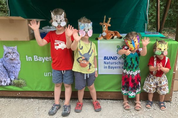 Eifrige Tiermasken-Bastler am BN-Stand