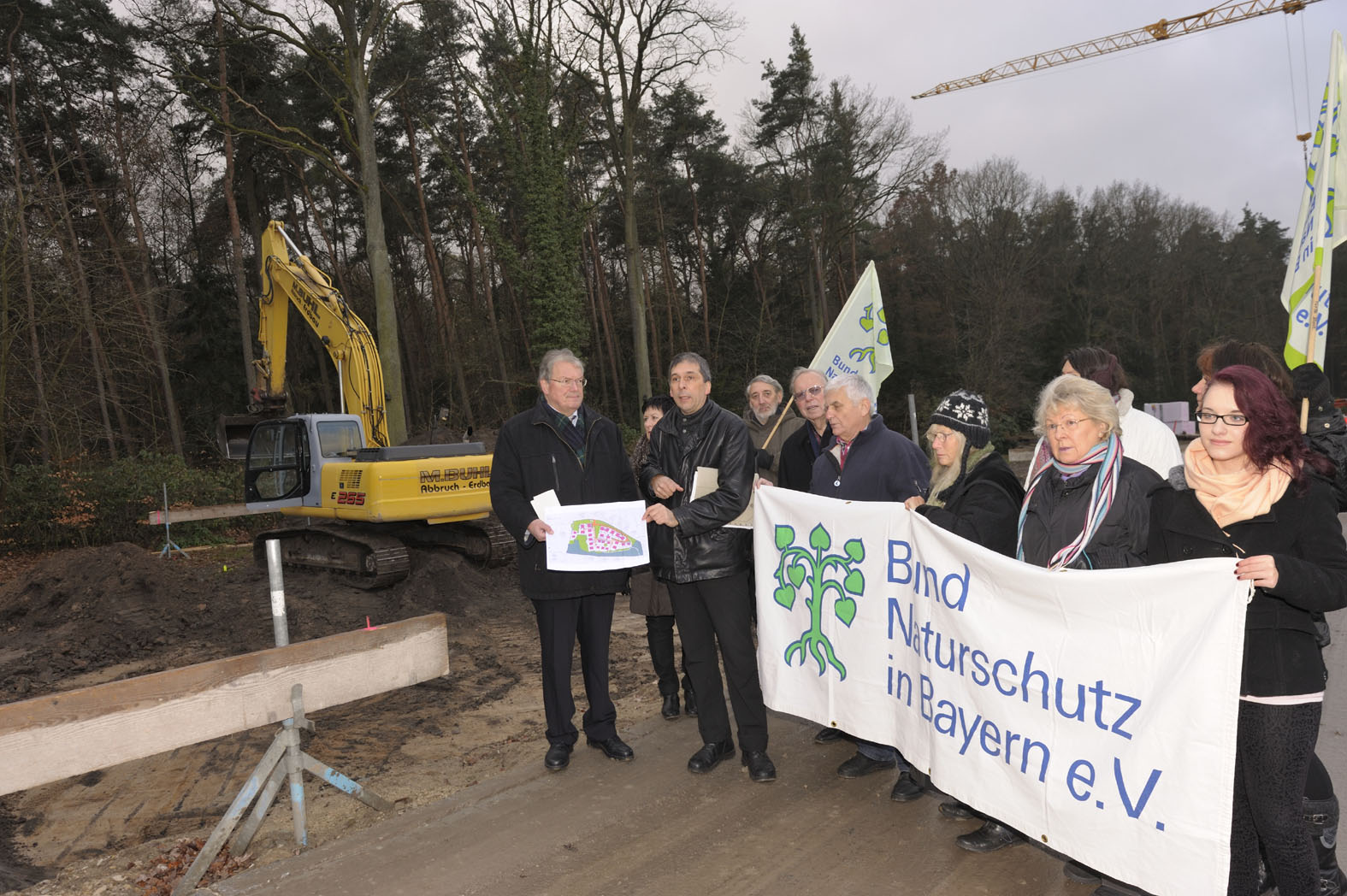 Protest gegen ungenehmigte Baumfällungen im Grundig-Park Protest Baumfällungen Grundig-Park