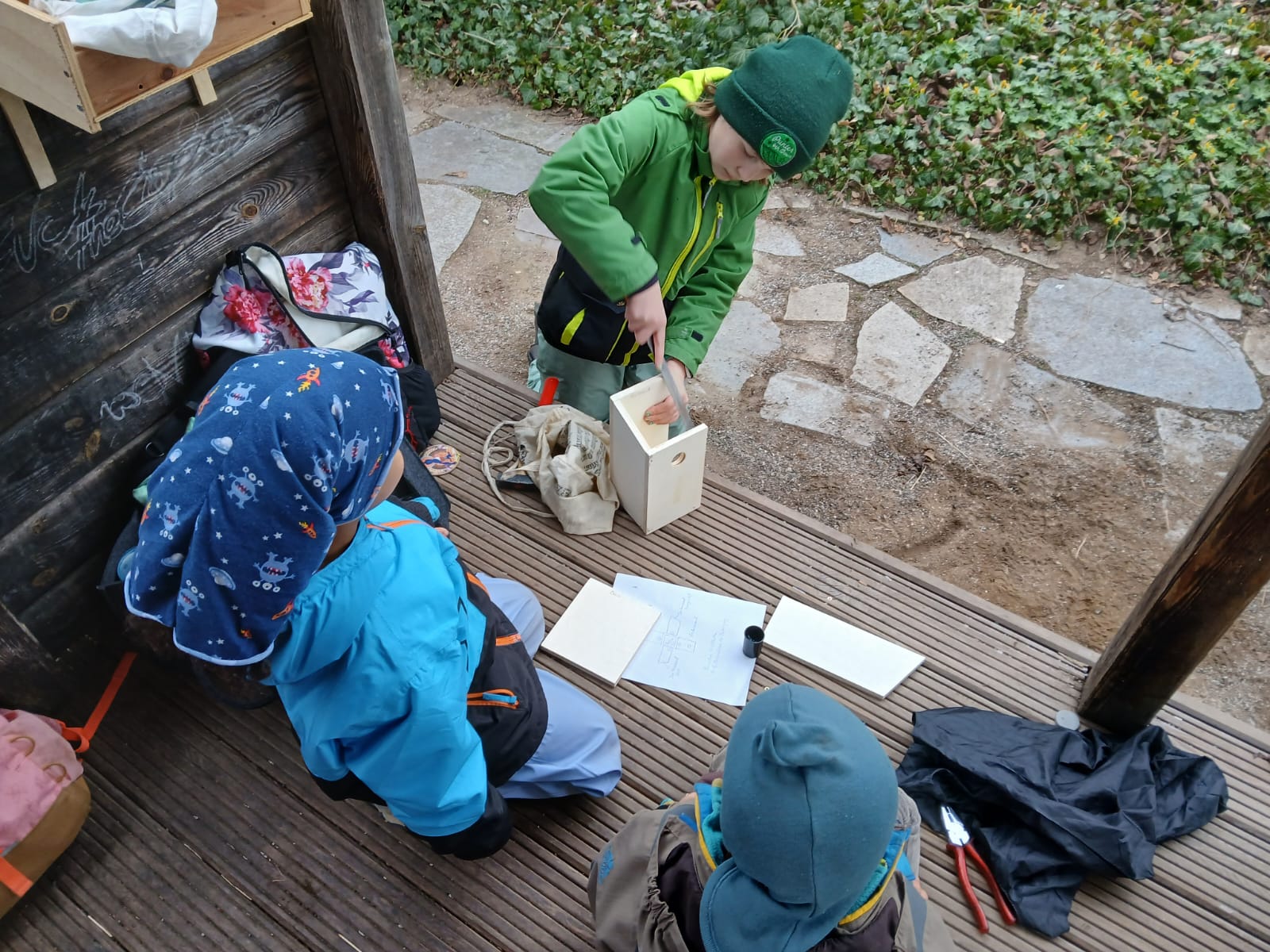 Kindergruppe baut Nistkästen, Foto: Sabine Scherer Kindergruppe Fürth BUND Naturschutz