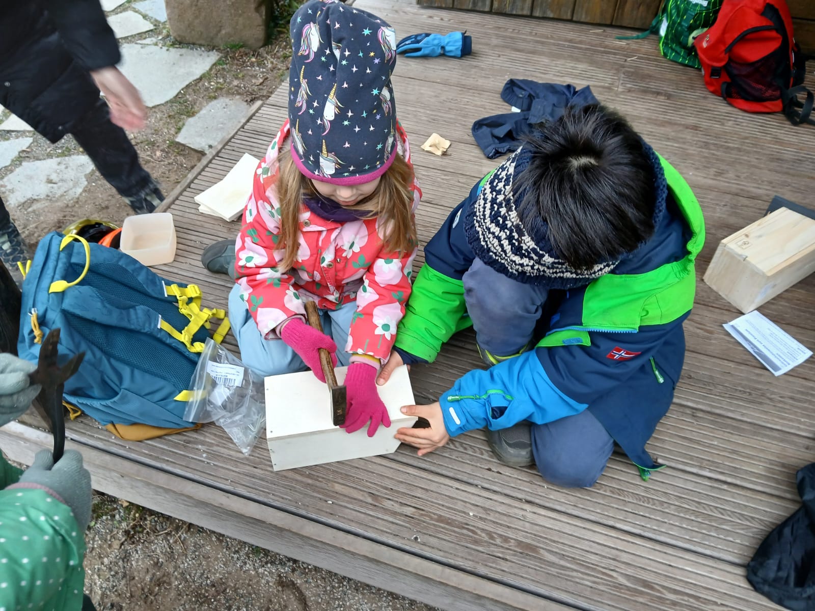 Kindergruppe baut Nistkästen, Foto: Sabine Scherer Kindergruppe Fürth BUND Naturschutz