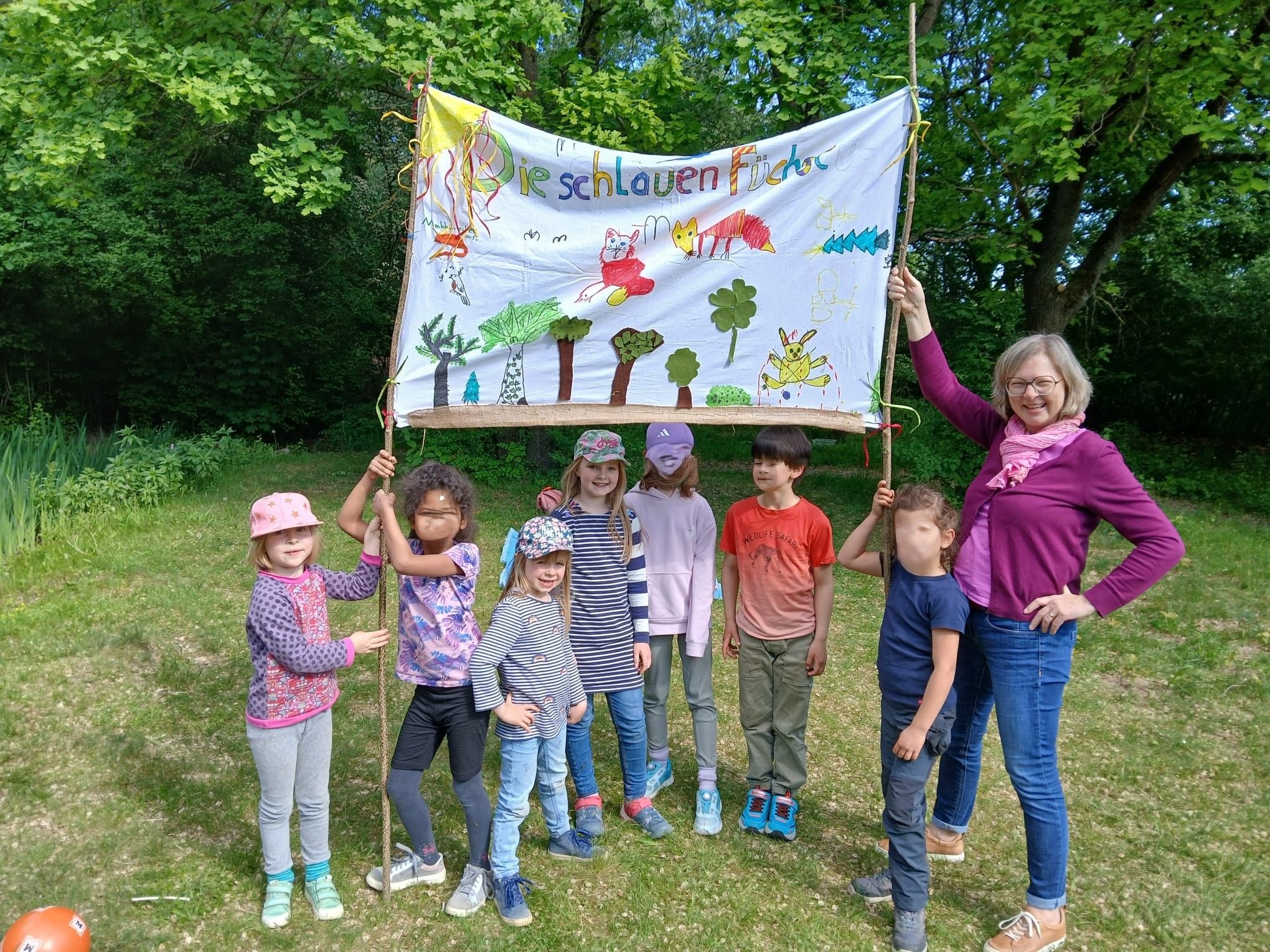 Die Schlauen Füchse Fürth mit ihrem Banner Kindergruppe Fürth BUND Naturschutz