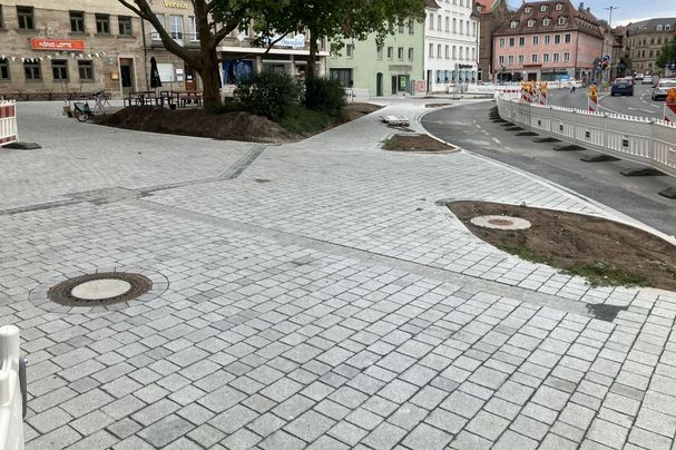 Neu gestalteter Königsplatz mit Rathauskreuzung